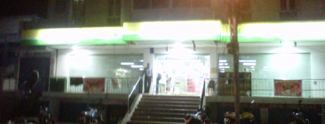 Reliance Fresh is one of Tempat yang Disukai Damodar.