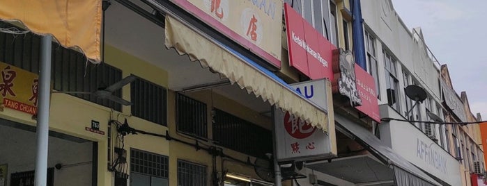 Kedai Kopi Tang Chuan 东泉包店 is one of Johor Food.