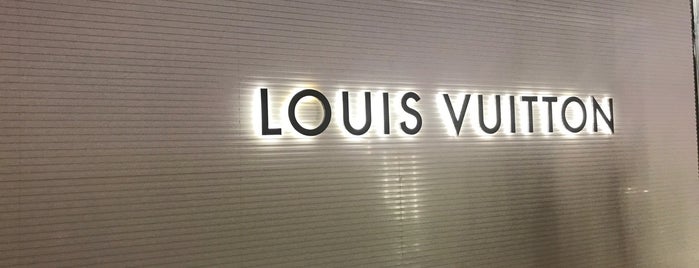 Louis Vuitton is one of สถานที่ที่บันทึกไว้ของ Pinky.