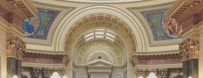 Wisconsin State Capitol is one of สถานที่ที่ Apoorv ถูกใจ.