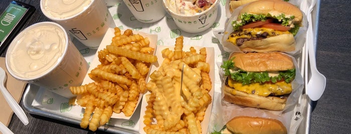 Shake Shack is one of Lugares favoritos de Christopher.