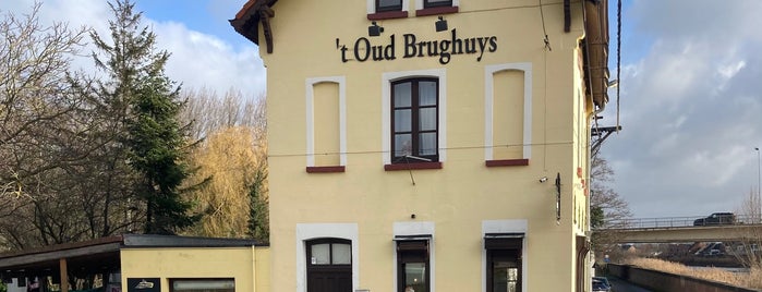 't Oud Brughuys is one of 340 originele cafés in West en Oost-Vlaanderen.