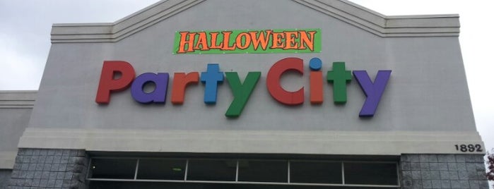 Party City is one of Lashondraさんのお気に入りスポット.