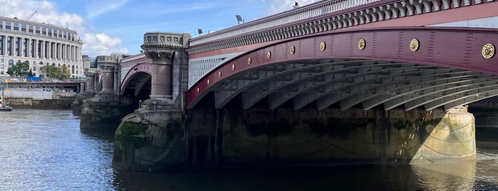 Blackfriars Bridge is one of London bridges.