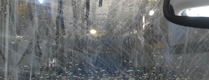 Fairview Car Wash is one of Lugares favoritos de Rian.