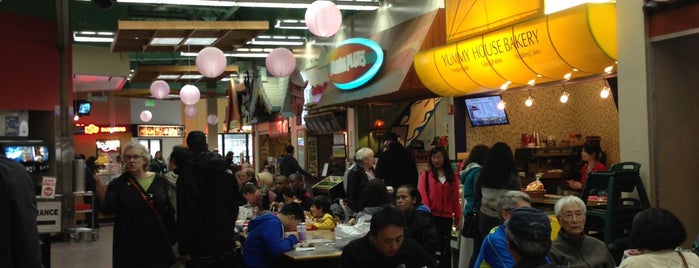 Foodcourt - Uwajimaya is one of สถานที่ที่ Jack ถูกใจ.