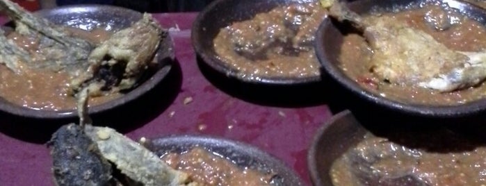 Ayam & Lele Bejeg Rawasari is one of Makan makan enak.