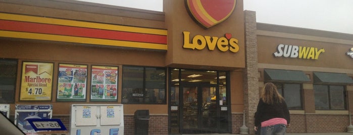 Love's Travel Stop is one of Tempat yang Disukai Colin.