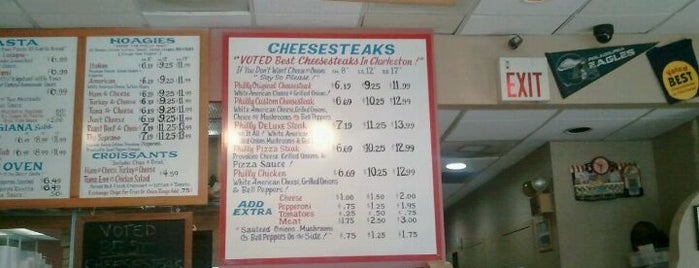 Philly's Cheesesteaks is one of Johnさんのお気に入りスポット.