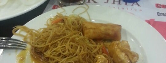 Wok Jhia is one of Mis restaurantes favoritos.