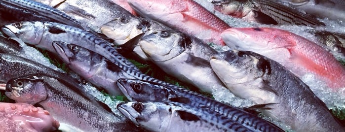 Metropolitan Fish Market is one of groceries.