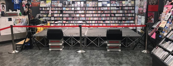 TOWER RECORDS 川崎店 is one of ショッピング 行きたい.