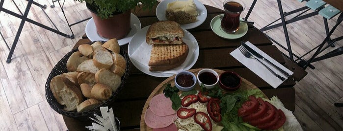 Fesleğen Cafe & Kahvaltı is one of Şeyma'nın Beğendiği Mekanlar.