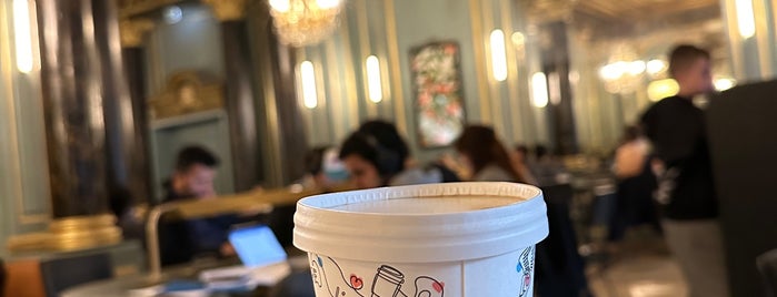Starbucks is one of Paris ❤.