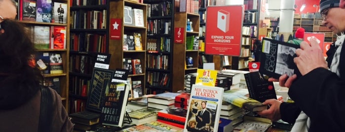 Strand Bookstore is one of Orte, die Alex gefallen.