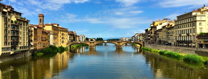 베키오 다리 is one of Discover Florence.