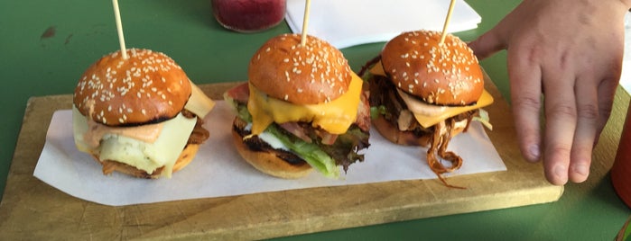 Jus Burgers is one of Tempat yang Disukai Drew.