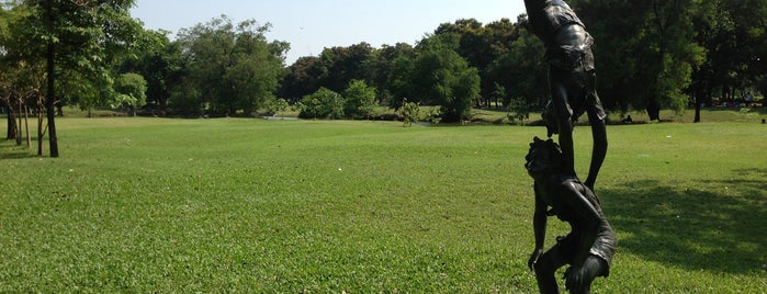 Vachirabenjatas Park (Rot Fai Park) is one of pad Thai et al.