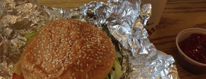 Five Guys is one of Erinさんのお気に入りスポット.