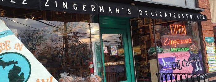 Zingerman's Delicatessen is one of Tempat yang Disukai Kelly.