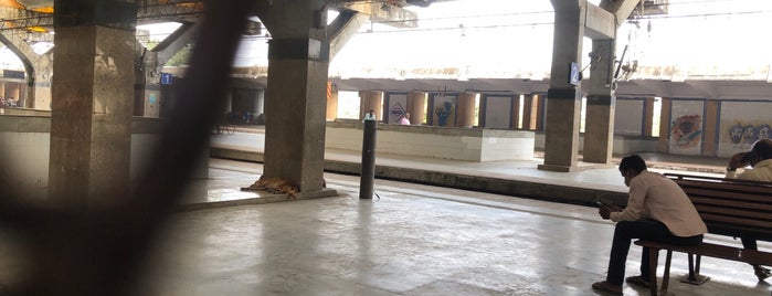 Juinagar Railway Station is one of Best Railway Stations In Mumbai.