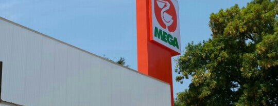 Mega Comercial Mexicana is one of Posti che sono piaciuti a Pipe.