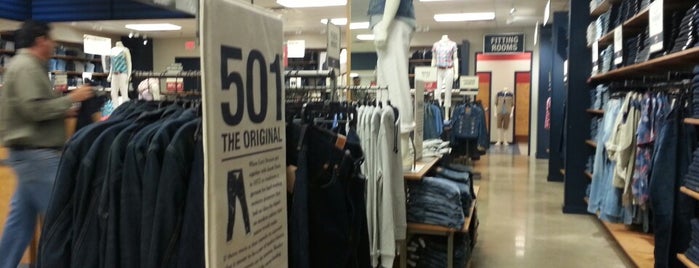 Levi's Outlet Store is one of Lugares favoritos de Christopher.