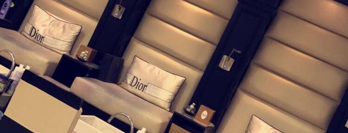 Dior Salon is one of Locais curtidos por Sarah.