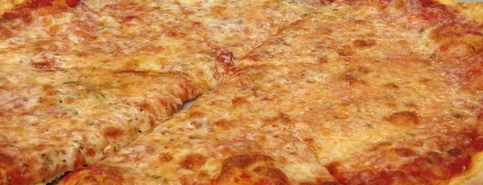 Village Maria Pizza is one of Lieux sauvegardés par Kimmie.