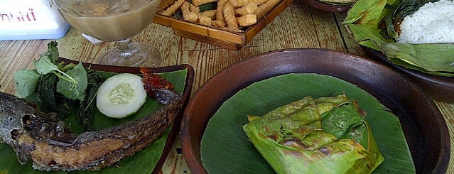 Pondok Jowi Spesial Nasi Bakar is one of Solo Culinary.