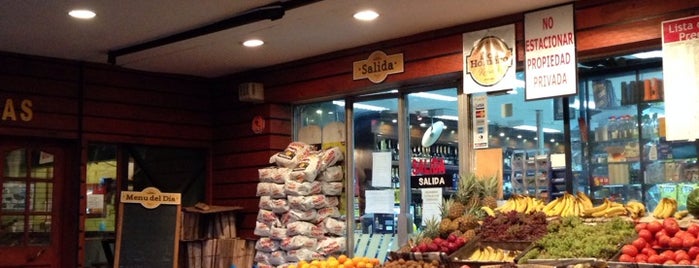 Don Homero Supermercado & Botillería is one of Posti che sono piaciuti a Carolina.