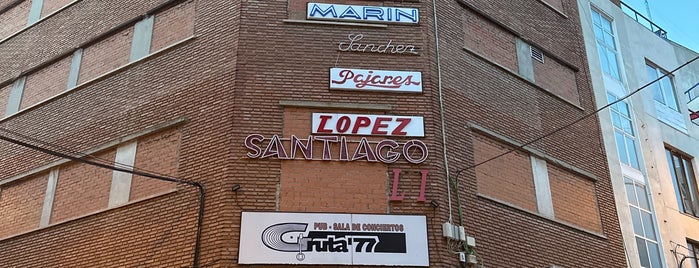 Gruta 77 is one of Locales de ensayo.