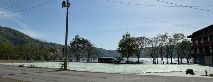 Lake Towada is one of 東北.