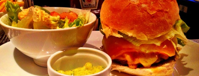 New Yorker Burger is one of Locais salvos de Adriana.