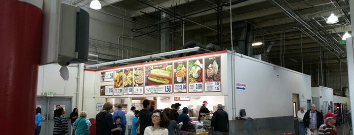 Costco Eatery is one of Lugares favoritos de John.
