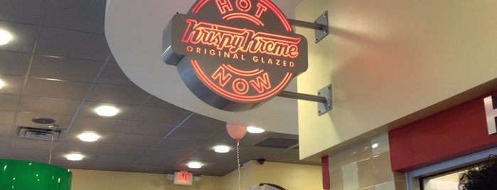 Krispy Kreme Doughnuts is one of Lugares guardados de Lakesha.