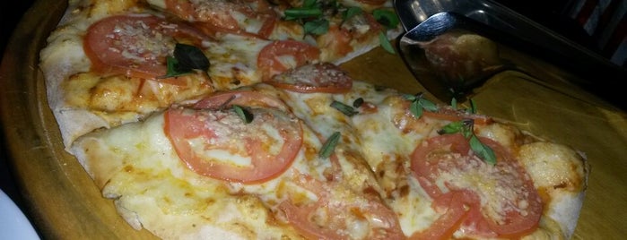 Savóri Pizza is one of Lugares favoritos de Edgar.