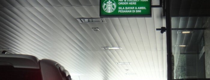 Starbucks Coffee Drive Thru is one of Tempat yang Disukai Biel.