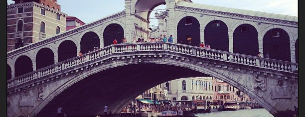 Ponte di Rialto is one of Venezia..