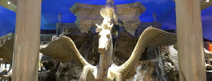 The Forum Shops at Caesars Palace is one of สถานที่ที่ Serch ถูกใจ.