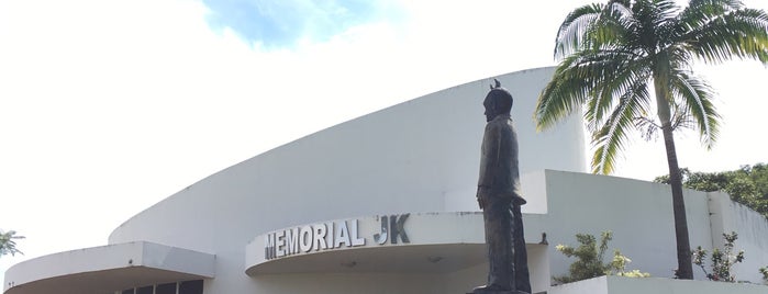Memorial JK is one of Orte, die Lu gefallen.