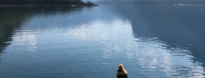 Lake Minnewanka is one of Tempat yang Disukai Jason.