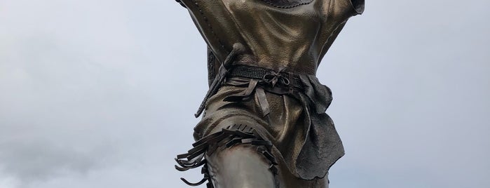 Sacagawea Statue is one of Tempat yang Disukai Jason.