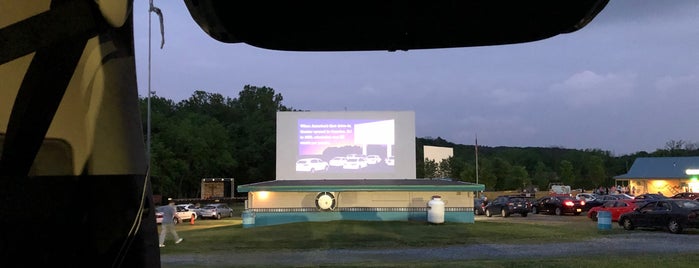 Becky's Drive-In Theatre is one of Tempat yang Disukai Jason.