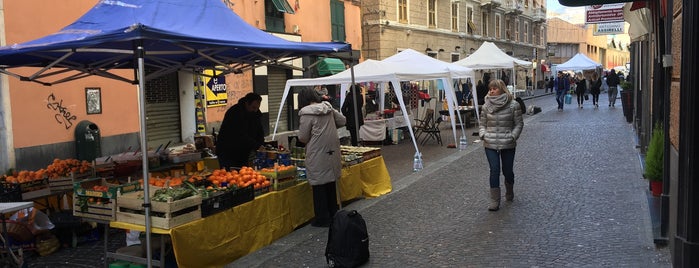 Mercato di Via Rolando is one of vela.