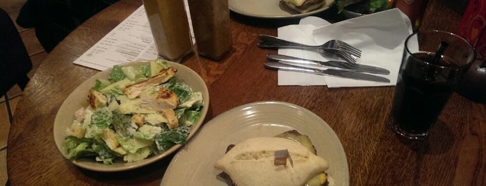 Nando's is one of Lugares favoritos de Elliott.