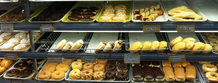 Dough's Boy Donuts & Bagel is one of Lugares guardados de Nick.
