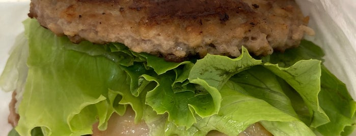 MOS Burger is one of Lugares favoritos de Yusuke.