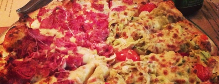 A Pizza is one of Posti che sono piaciuti a Priscila.