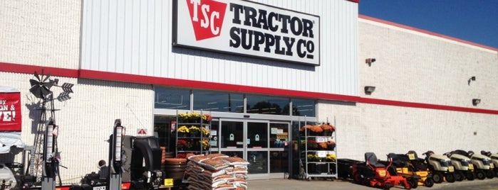 Tractor Supply Co. is one of Lugares favoritos de Chris.